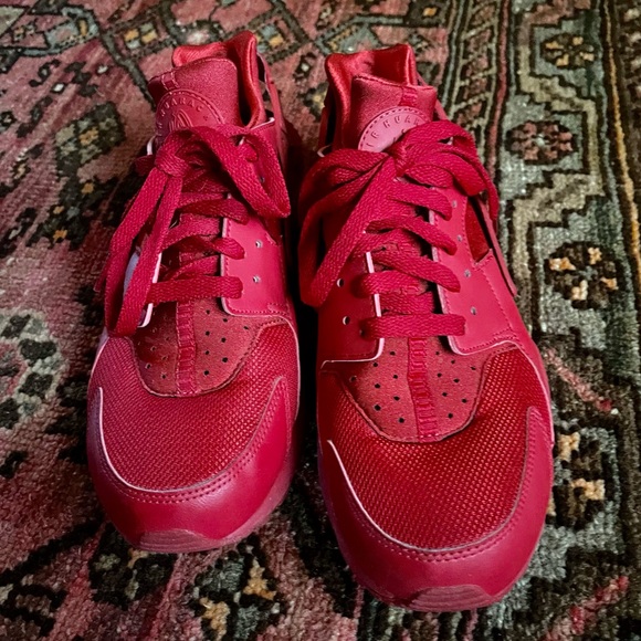 Nike Air Huaraches. Size 9. Worn twice. - Picture 1 of 5